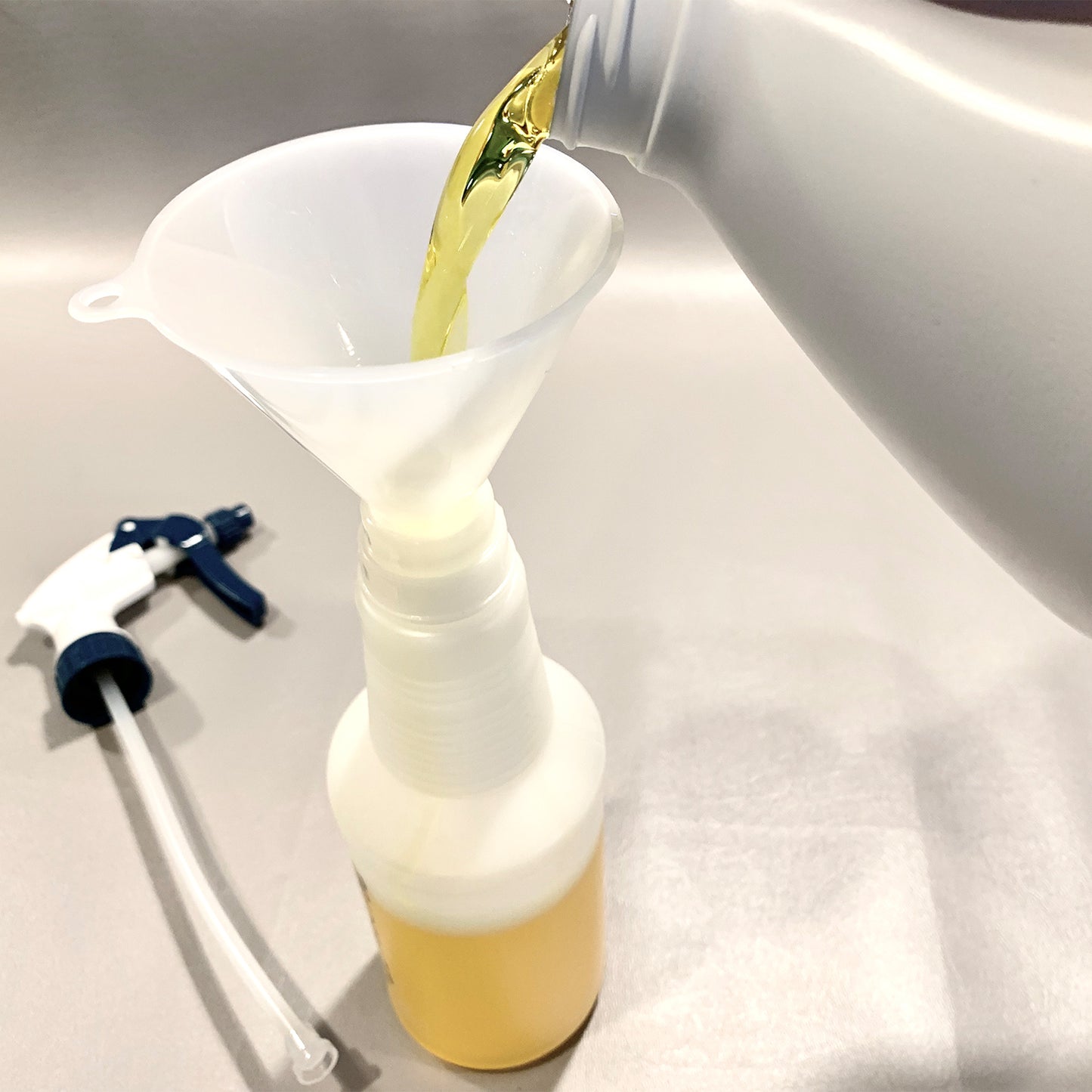 Twist-on Plastic Funnels Wholesale-Fits 24mm and 28mm Threaded Bottles